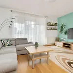 Sunny With Parking On The And Friendly Estate By Renters 索波特