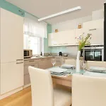 Sunny With Parking On The And Friendly Estate By Renters 公寓