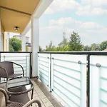 Sunny With Parking On The And Friendly Estate By Renters 索波特