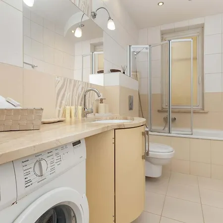 Sunny With Parking On The And Friendly Estate By Rent Like アパート *