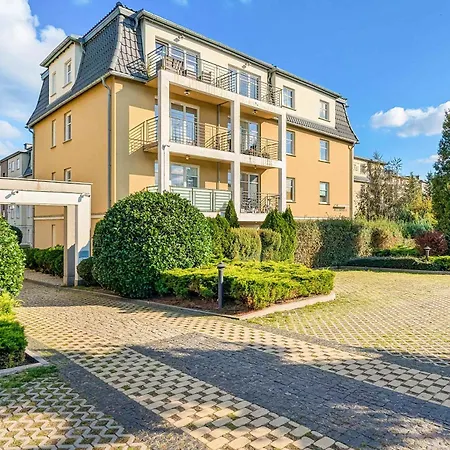 Lägenhet Sunny With Parking On The And Friendly Estate By Renters *