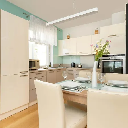 Sunny With Parking On The And Friendly Estate By Renters Appartement