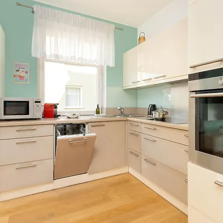 Sunny With Parking On The And Friendly Estate By Renters Appartement