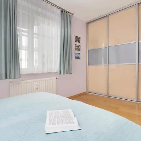 Sunny With Parking On The And Friendly Estate By Renters Appartement *