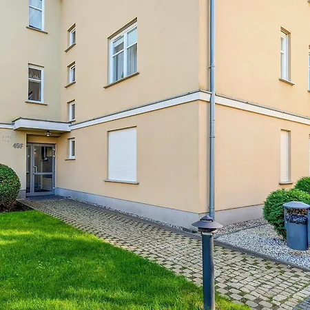 Sunny With Parking On The And Friendly Estate By Renters Lägenhet *