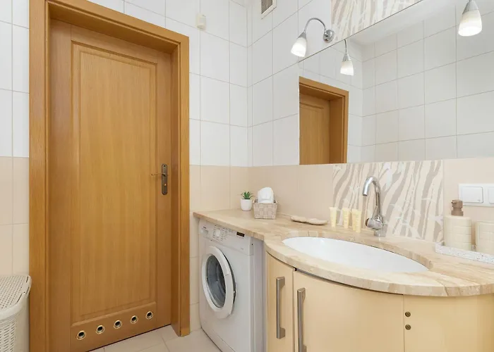 Lägenhet Sunny With Parking On The And Friendly Estate By Renters