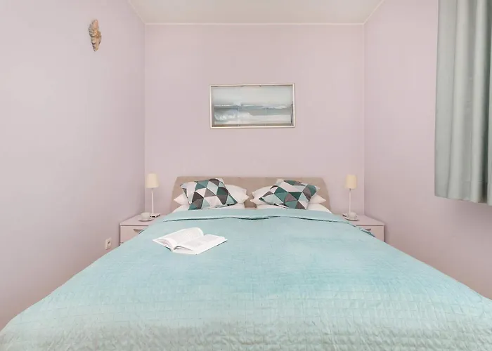 Sunny With Parking On The And Friendly Estate By Renters