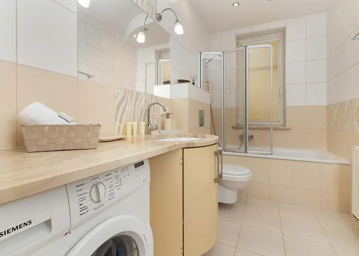 Sunny With Parking On The And Friendly Estate By Renters Lägenhet *