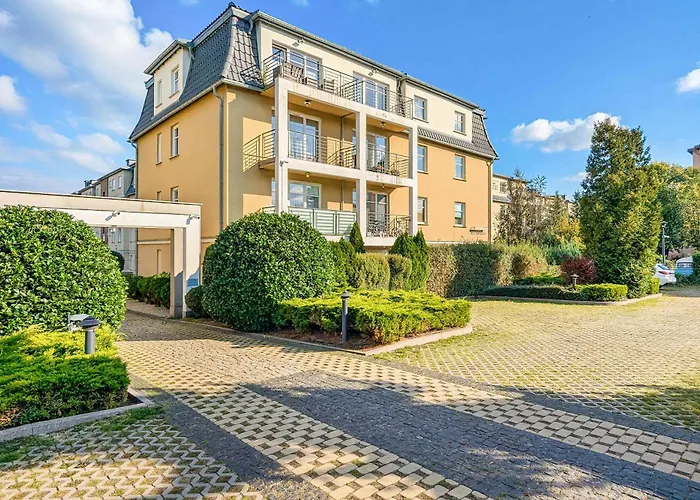 Lägenhet Sunny With Parking On The And Friendly Estate By Renters *