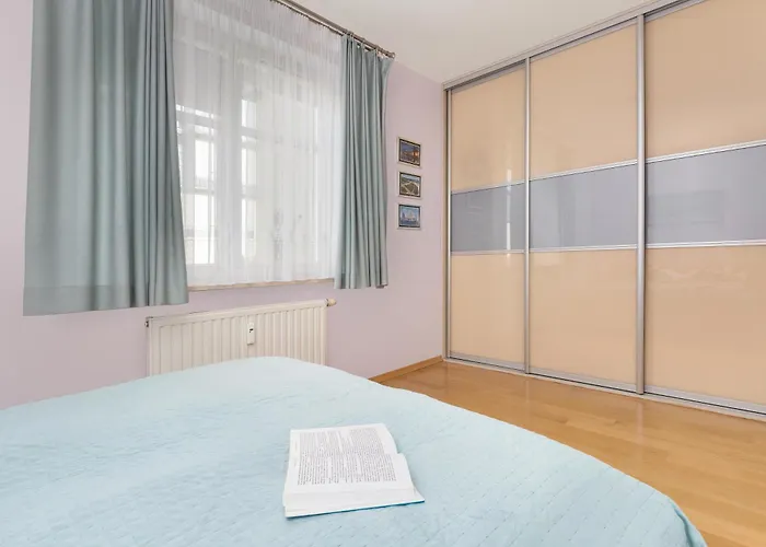 Sunny With Parking On The And Friendly Estate By Renters Lägenhet *