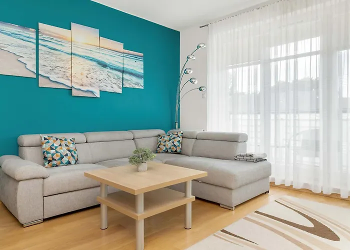 Lägenhet Sunny With Parking On The And Friendly Estate By Renters