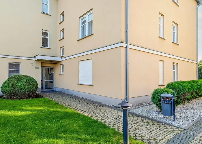 Sunny With Parking On The And Friendly Estate By Renters Lägenhet *